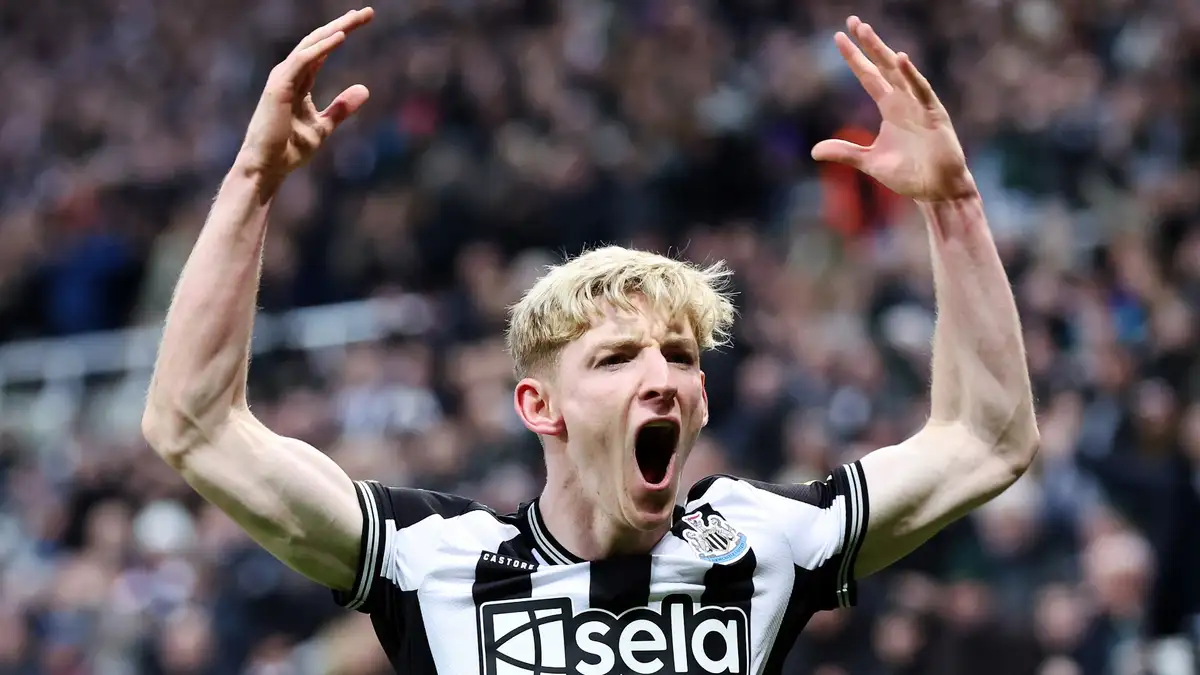 Anthony Gordon's 'head turned' by Liverpool transfer interest despite bid failing to materialise as Newcastle face battle to keep England winger happy